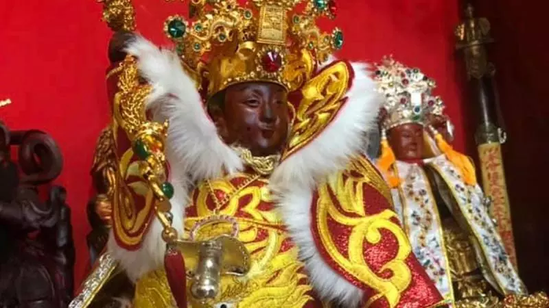 鬼王纏身想硬上:干擾我娶妻死!她逃跑崩潰「追上來了」 城隍爺鎮壓秒乖