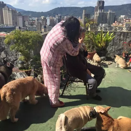 60歲親弟中風多年病逝!李亞萍忍淚「弟弟到天上陪爸媽了」 堅強扛責照顧年邁家人