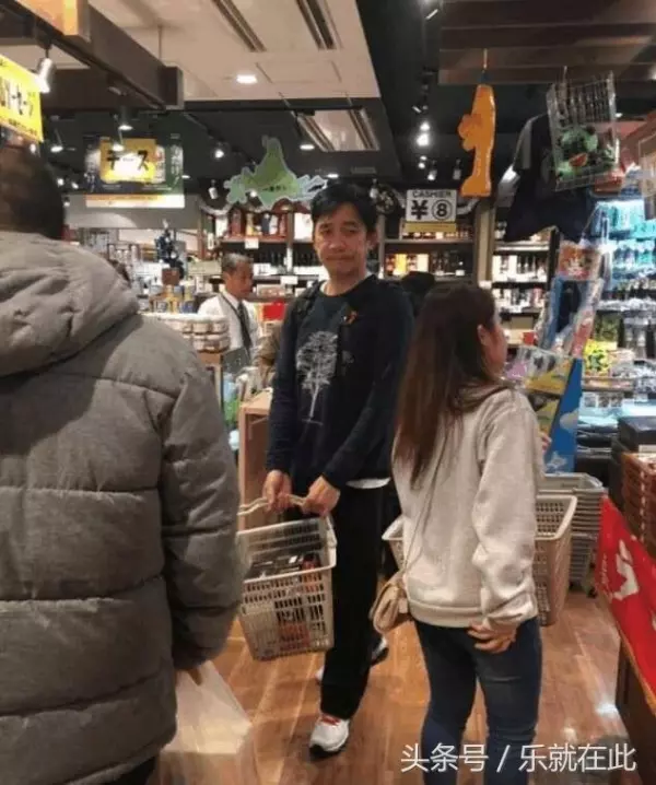 超市偶遇到梁朝偉、劉嘉玲夫婦,網友:劉嘉玲的差別太大了,盡顯出老態!