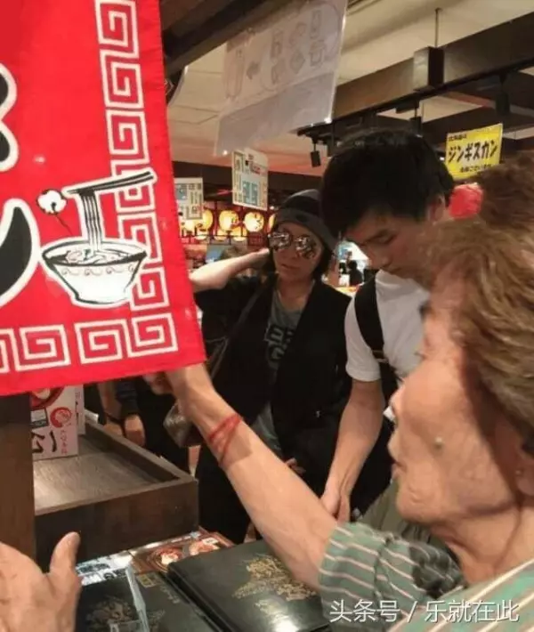 超市偶遇到梁朝偉、劉嘉玲夫婦,網友:劉嘉玲的差別太大了,盡顯出老態!