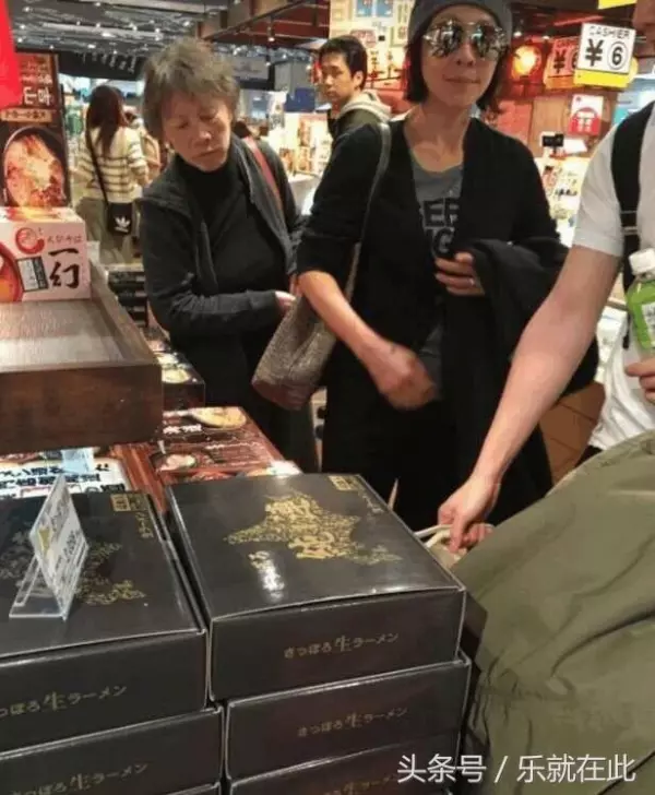 超市偶遇到梁朝偉、劉嘉玲夫婦,網友:劉嘉玲的差別太大了,盡顯出老態!