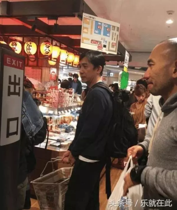 超市偶遇到梁朝偉、劉嘉玲夫婦,網友:劉嘉玲的差別太大了,盡顯出老態!