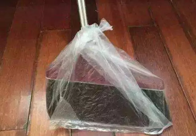 掃了30年的地才發現,塑膠袋套在掃把上,千家萬戶的難題就解決了!