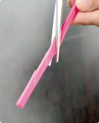 掃了30年的地才發現,塑膠袋套在掃把上,千家萬戶的難題就解決了!