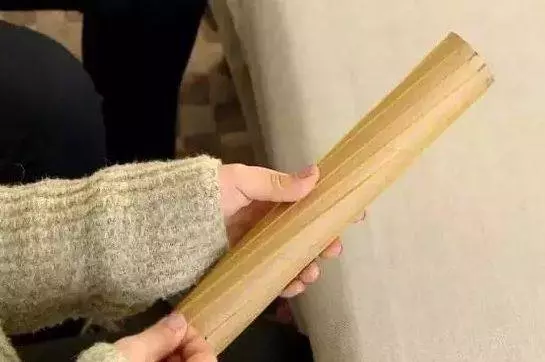 掃了30年的地才發現,塑膠袋套在掃把上,千家萬戶的難題就解決了!