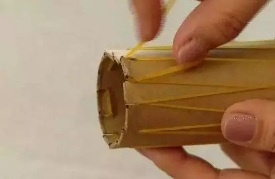 掃了30年的地才發現,塑膠袋套在掃把上,千家萬戶的難題就解決了!