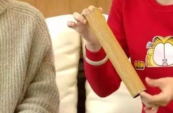 掃了30年的地才發現,塑膠袋套在掃把上,千家萬戶的難題就解決了!