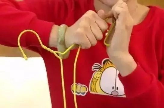 掃了30年的地才發現,塑膠袋套在掃把上,千家萬戶的難題就解決了!
