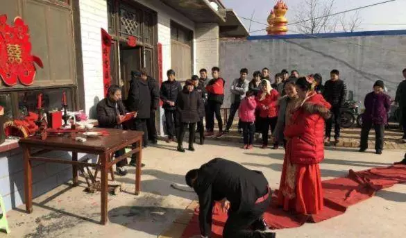 丈夫給俺五十萬,讓俺出國去旅遊,俺假裝出國,轉身回家蒙了