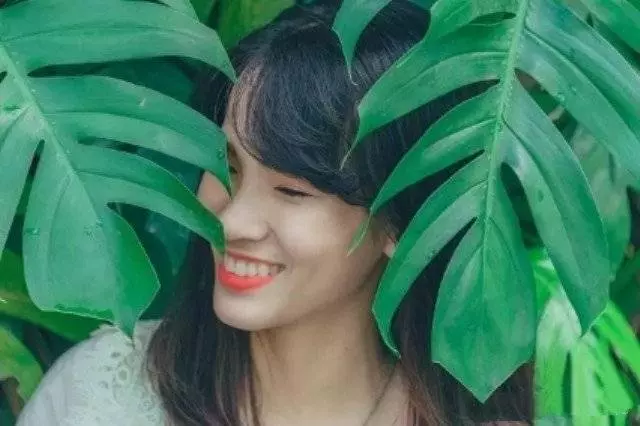 妻子出差,丈夫送女兒去母親家,車站看見妻子,當場拉她去