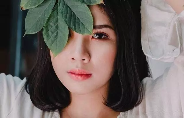 妻子出差,丈夫送女兒去母親家,車站看見妻子,當場拉她去