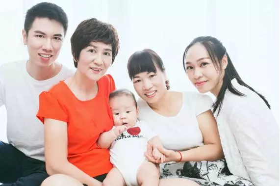 爺爺叫夏日,爸爸叫夏天,阿嬤給孫子取的名字,工作人員都笑紅了臉!