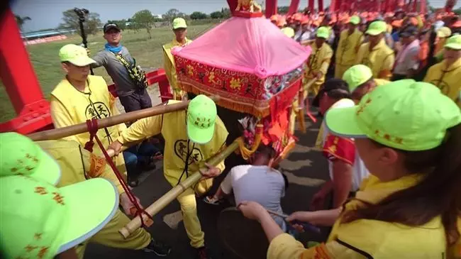 父親心梗塞送醫!母親跪地「淚求白沙屯媽祖救父」 媽祖婆聽到了「立刻登門保佑」全場超感動