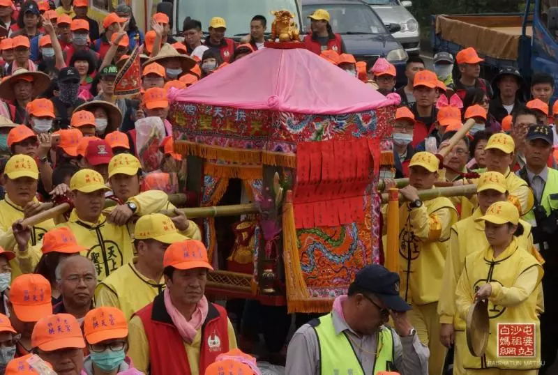 父親心梗塞送醫!母親跪地「淚求白沙屯媽祖救父」 媽祖婆聽到了「立刻登門保佑」全場超感動