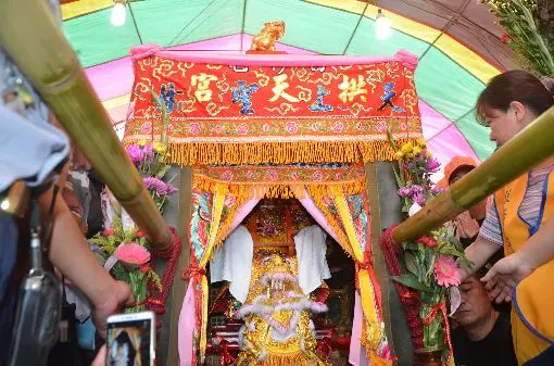 父親心梗塞送醫!母親跪地「淚求白沙屯媽祖救父」 媽祖婆聽到了「立刻登門保佑」全場超感動