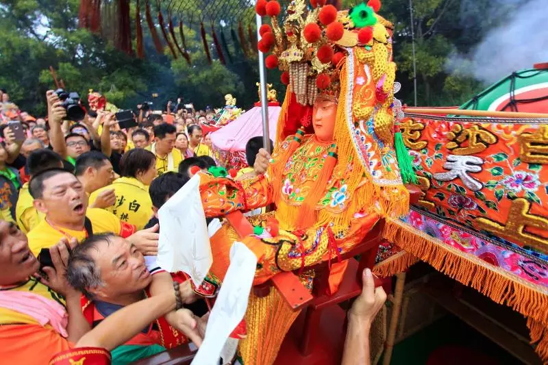 父親心梗塞送醫!母親跪地「淚求白沙屯媽祖救父」 媽祖婆聽到了「立刻登門保佑」全場超感動