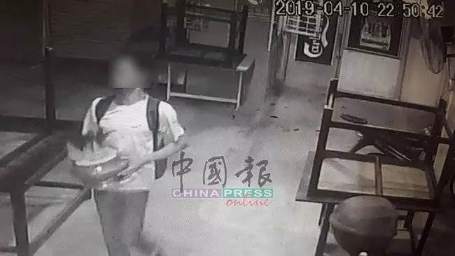 【發生在新山】錢箱上鎖動不了 男子直接抱走大香爐!!