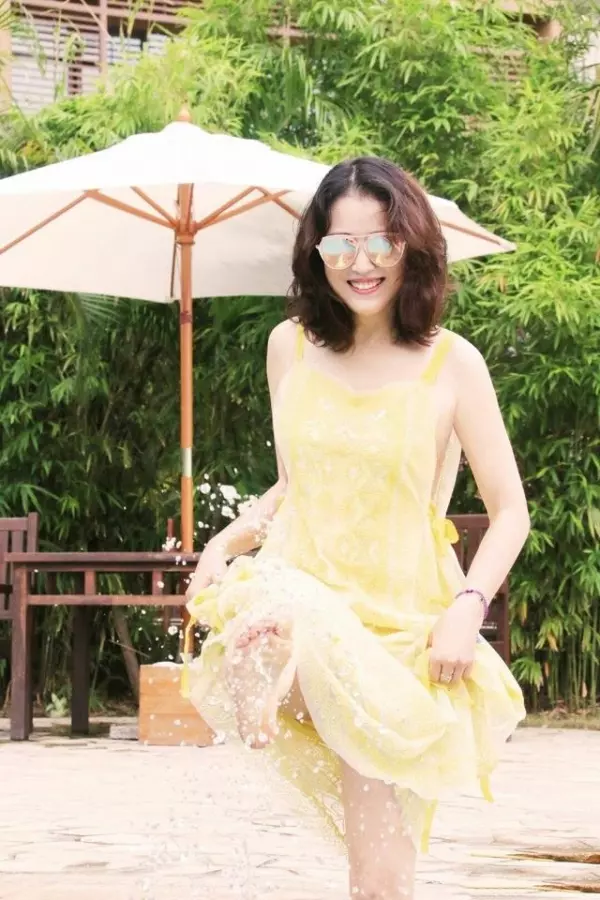 52歲「最美周芷若」周海媚近照曝光:鎖骨捲髮搭黃色弔帶裙,網讃:說25我都信!