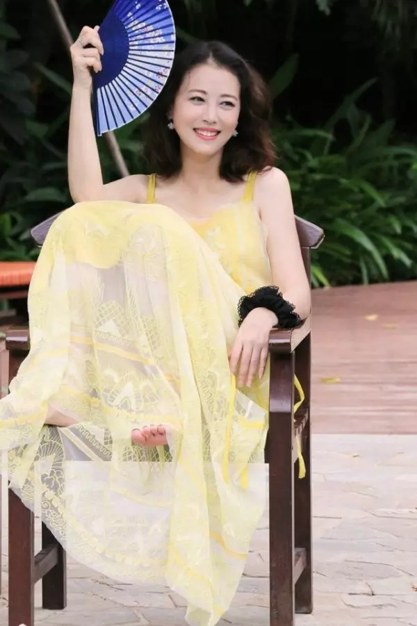 52歲「最美周芷若」周海媚近照曝光:鎖骨捲髮搭黃色弔帶裙,網讃:說25我都信!