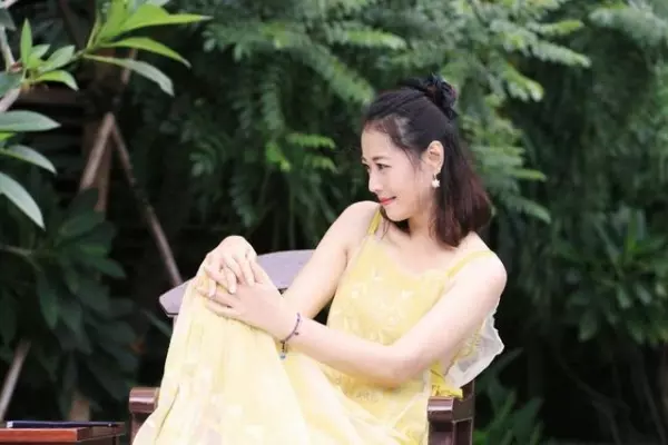 52歲「最美周芷若」周海媚近照曝光:鎖骨捲髮搭黃色弔帶裙,網讃:說25我都信!