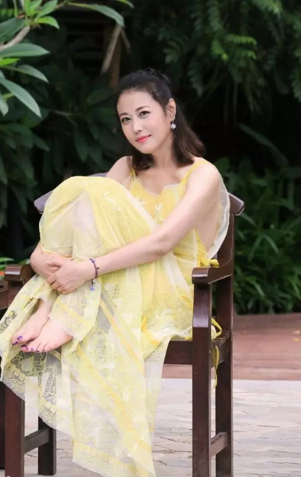 52歲「最美周芷若」周海媚近照曝光:鎖骨捲髮搭黃色弔帶裙,網讃:說25我都信!