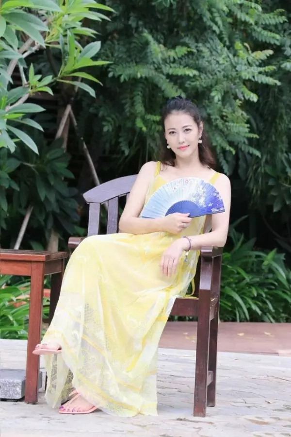 52歲「最美周芷若」周海媚近照曝光:鎖骨捲髮搭黃色弔帶裙,網讃:說25我都信!