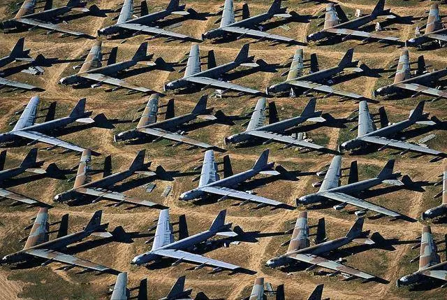 四千軍機停放在這片荒漠風吹日曬,數量超過第三空軍大國