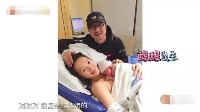章子怡生產照首次曝光,純素顏躺在床上,抱著女兒一臉微笑!