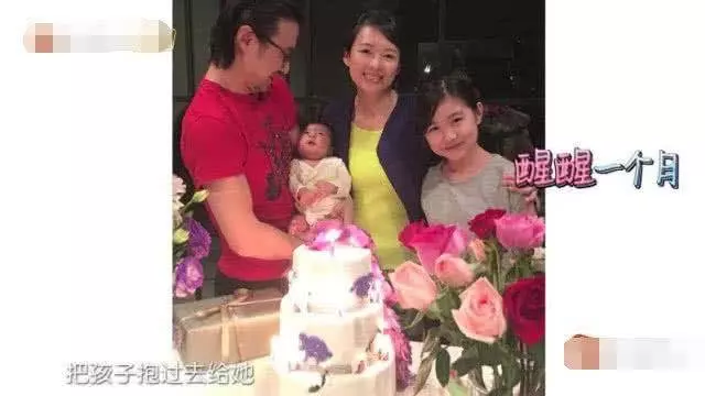 章子怡生產照首次曝光,純素顏躺在床上,抱著女兒一臉微笑!