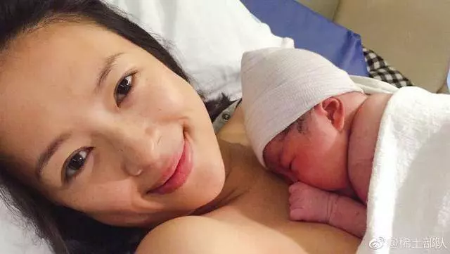 章子怡生產照首次曝光,純素顏躺在床上,抱著女兒一臉微笑!