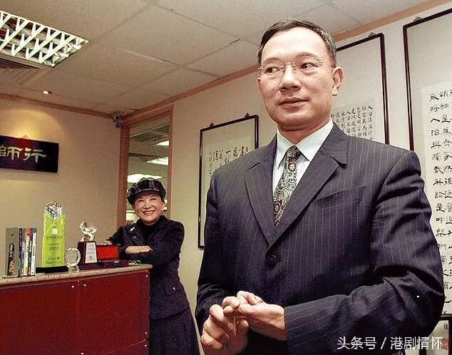 她身價逾千萬擁30個物業「愛上小15歲無名老公」 退居當他背後女人30年「夫妻聯名物業總值4億」