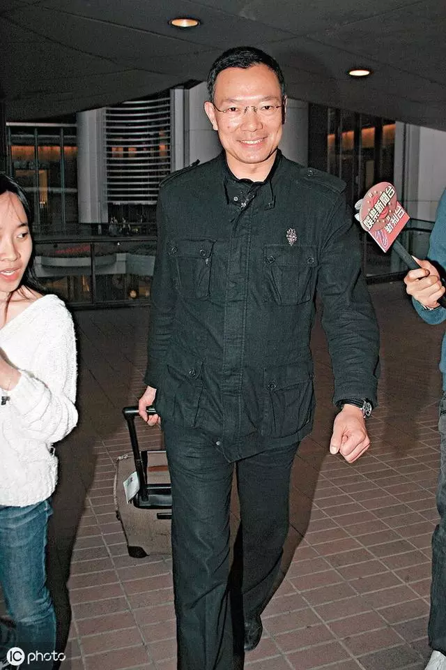她身價逾千萬擁30個物業「愛上小15歲無名老公」 退居當他背後女人30年「夫妻聯名物業總值4億」