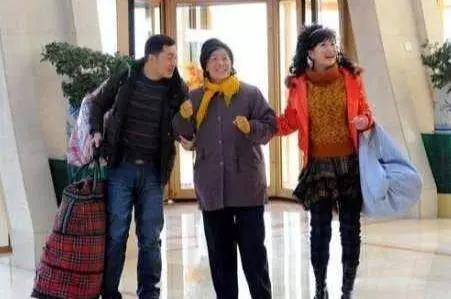 妻子查出肺癌,丈夫帶回情人逼離婚,走出民政局後丈夫昏倒在地