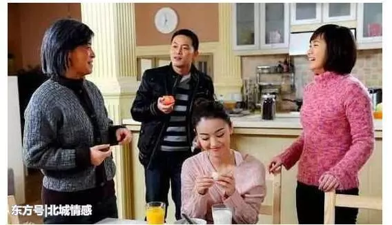 妻子查出肺癌,丈夫帶回情人逼離婚,走出民政局後丈夫昏倒在地