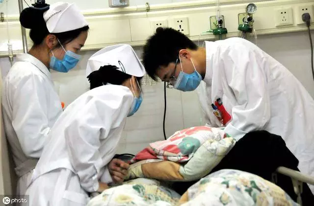 妻子查出肺癌,丈夫帶回情人逼離婚,走出民政局後丈夫昏倒在地