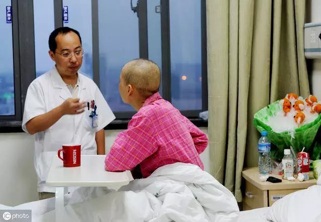 妻子查出肺癌,丈夫帶回情人逼離婚,走出民政局後丈夫昏倒在地