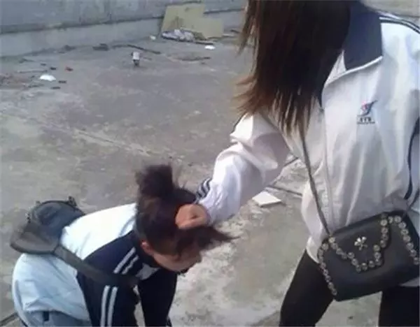 少女遭校園霸凌被扒衣凌辱,17年後欺負過她的人竟全部橫死,一調查警方才發現禍根早已種下!