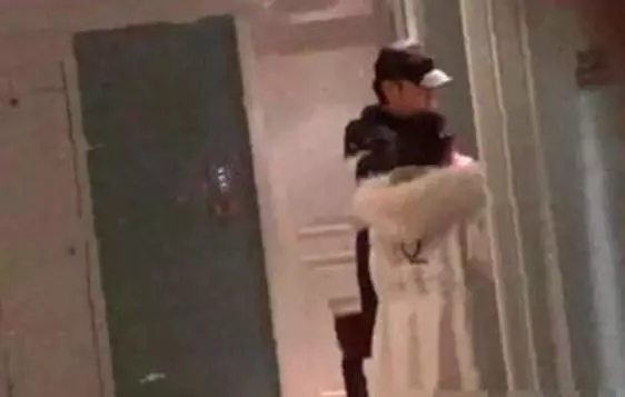 褲子都換了?張丹峰和經紀人畢瀅再度共處一室!