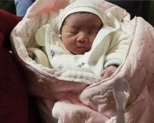 趙麗穎兒子滿月了,初曬萌寶照後讓人感動不已