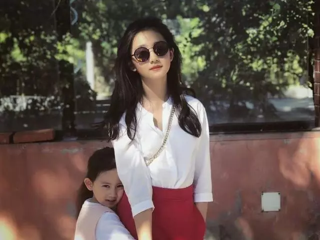 汪峰大女兒小蘋果,才14歲便濃妝艷抹,比黃磊女兒還顯成熟