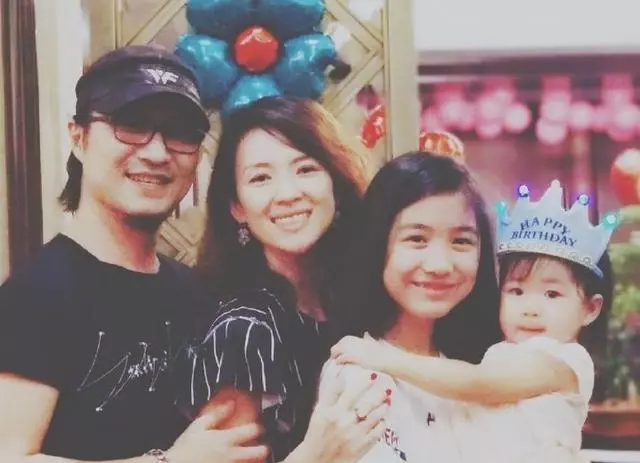 汪峰大女兒小蘋果,才14歲便濃妝艷抹,比黃磊女兒還顯成熟
