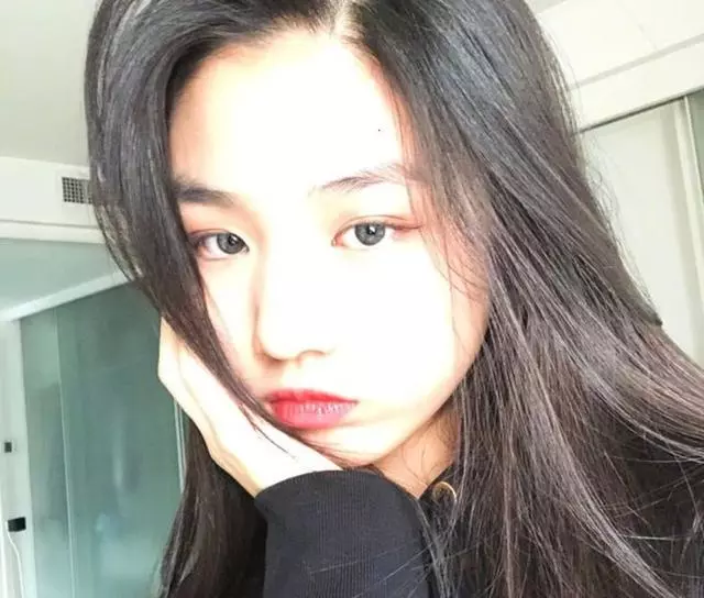 汪峰大女兒小蘋果,才14歲便濃妝艷抹,比黃磊女兒還顯成熟