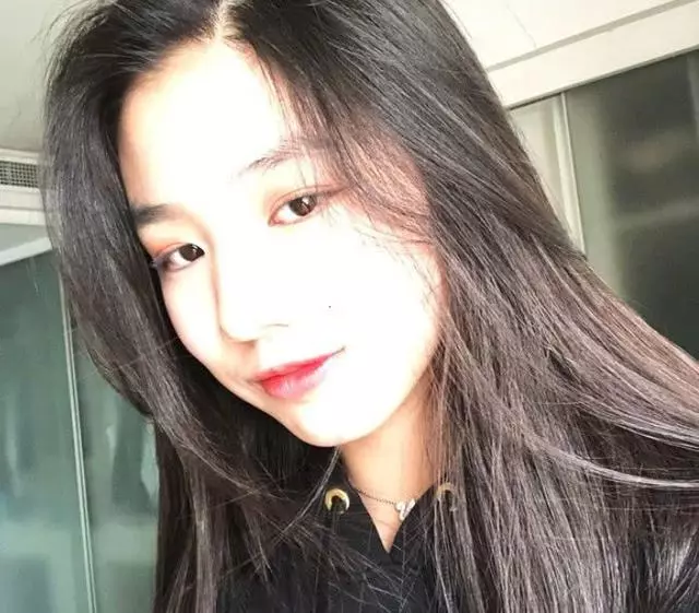 汪峰大女兒小蘋果,才14歲便濃妝艷抹,比黃磊女兒還顯成熟