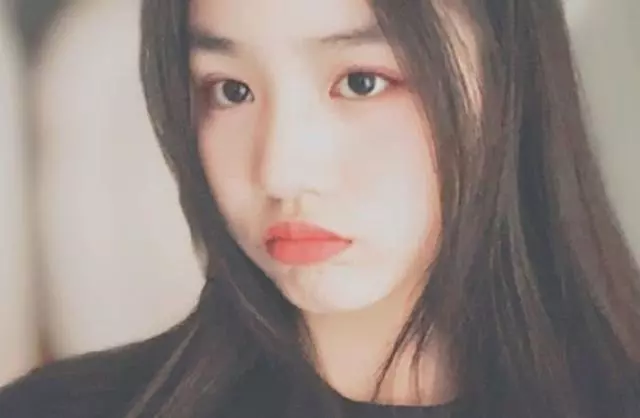 汪峰大女兒小蘋果,才14歲便濃妝艷抹,比黃磊女兒還顯成熟