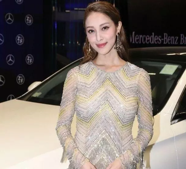 想換7人家庭車!TVB新手媽媽直言尷尬:一家人吃完飯我要坐的士走!