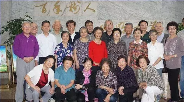 同學聚會散場後,3人騎摩托車離開,回頭望著那些同學,倍感陌生