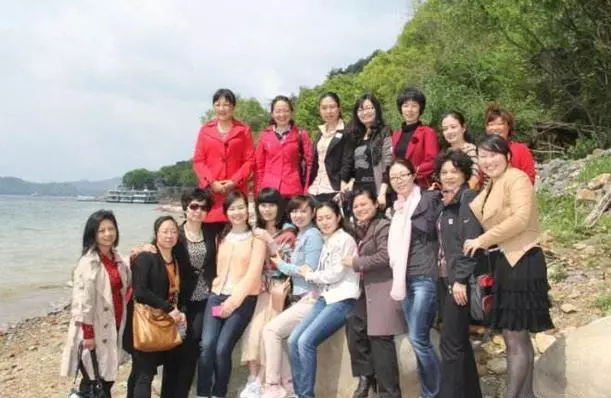 同學聚會散場後,3人騎摩托車離開,回頭望著那些同學,倍感陌生