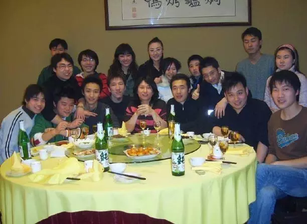 同學聚會散場後,3人騎摩托車離開,回頭望著那些同學,倍感陌生