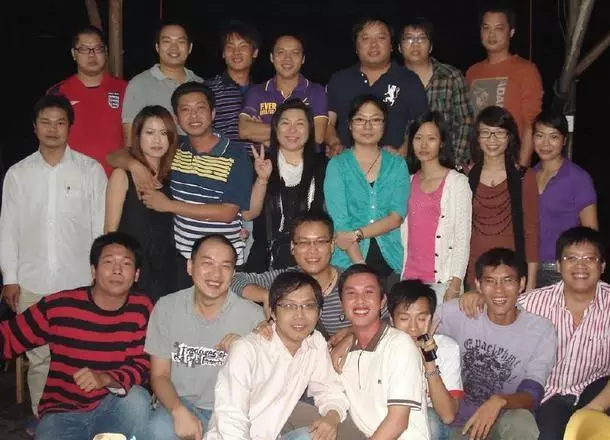 同學聚會散場後,3人騎摩托車離開,回頭望著那些同學,倍感陌生