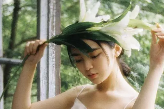 哥哥賣房替弟弟還40萬欠債,妻子要離婚,兩年後男子的福報來了